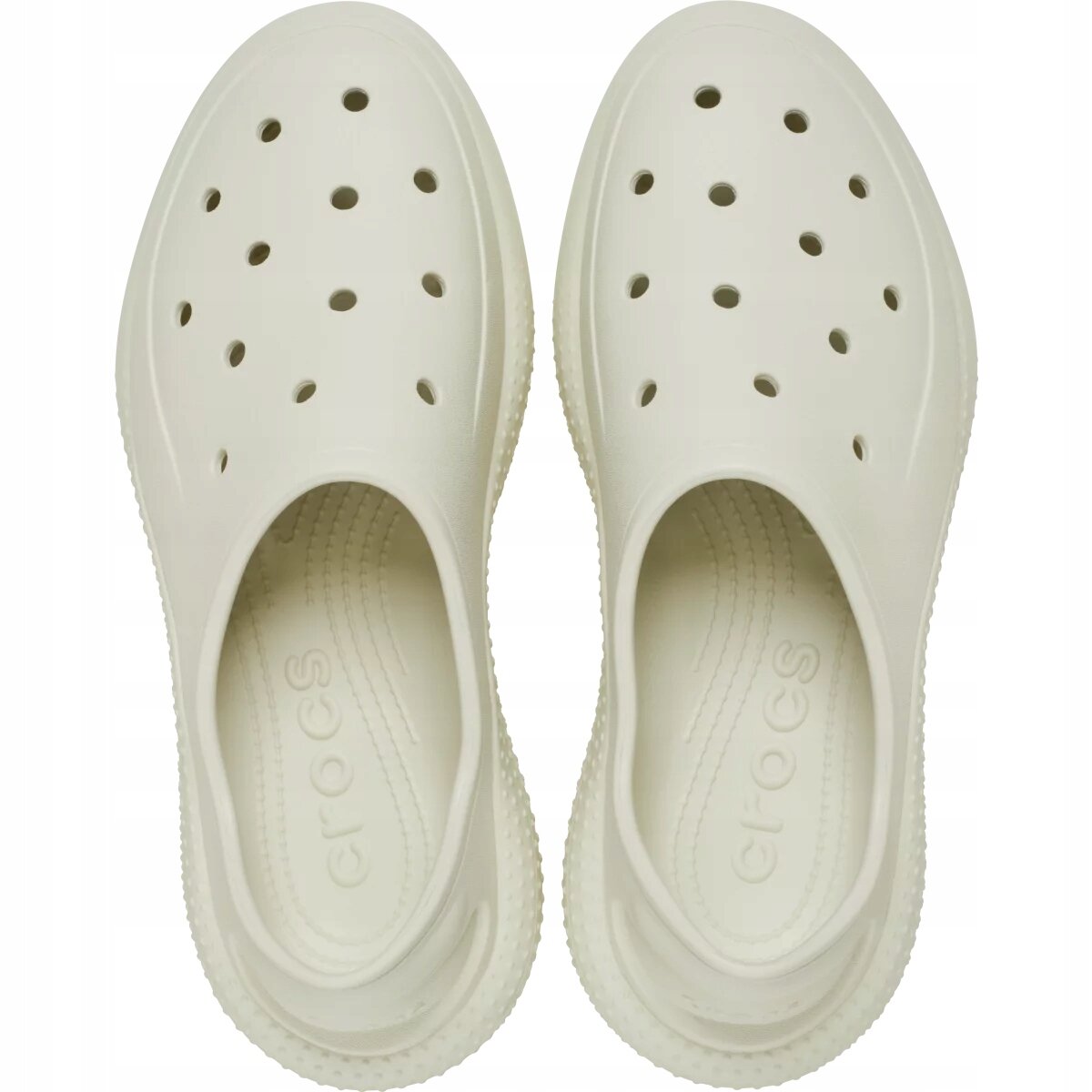 Para jasnych, wsuwanych butów sportowych z otworami na górze. Na wkładce widoczny jest napis \'crocs\'.
