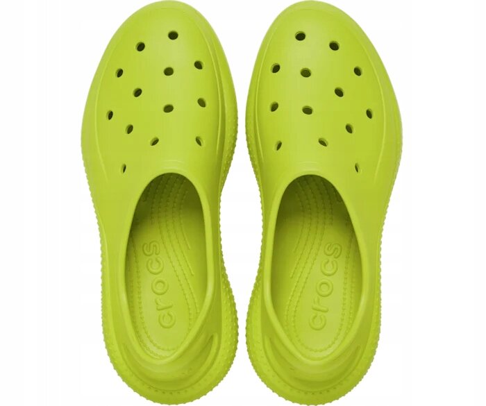 Para jasnozielonych butów wsuwanych z otworami na górze. Wewnątrz widoczny jest napis \'crocs\'.
