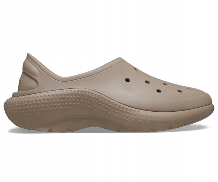 Beżowy, wsuwany but sportowy z perforacjami na górze i teksturowaną podeszwą. Na pięcie widoczne jest logo \'Crocs\'.