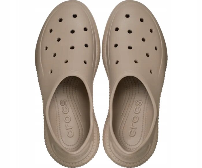 Para beżowych butów wsuwanych z otworami na górze. Wnętrze butów ma napis \'CROCS\'.