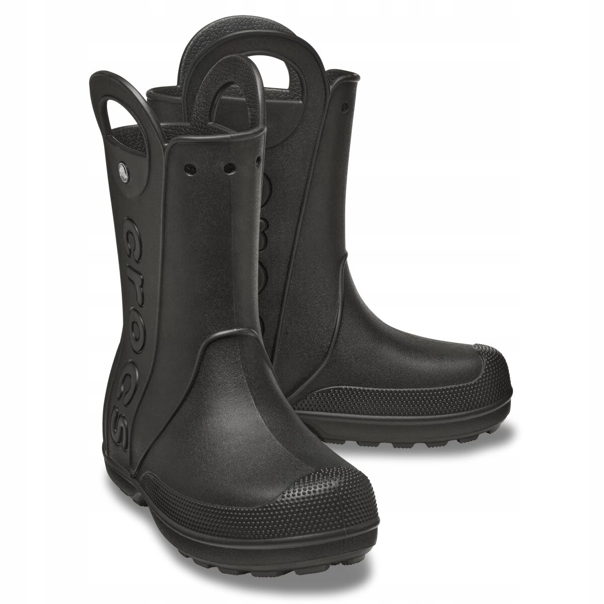 Czarne kalosze z wysoką cholewką i uchwytami do łatwego zakładania. Na boku widoczny jest napis \'crocs\'.