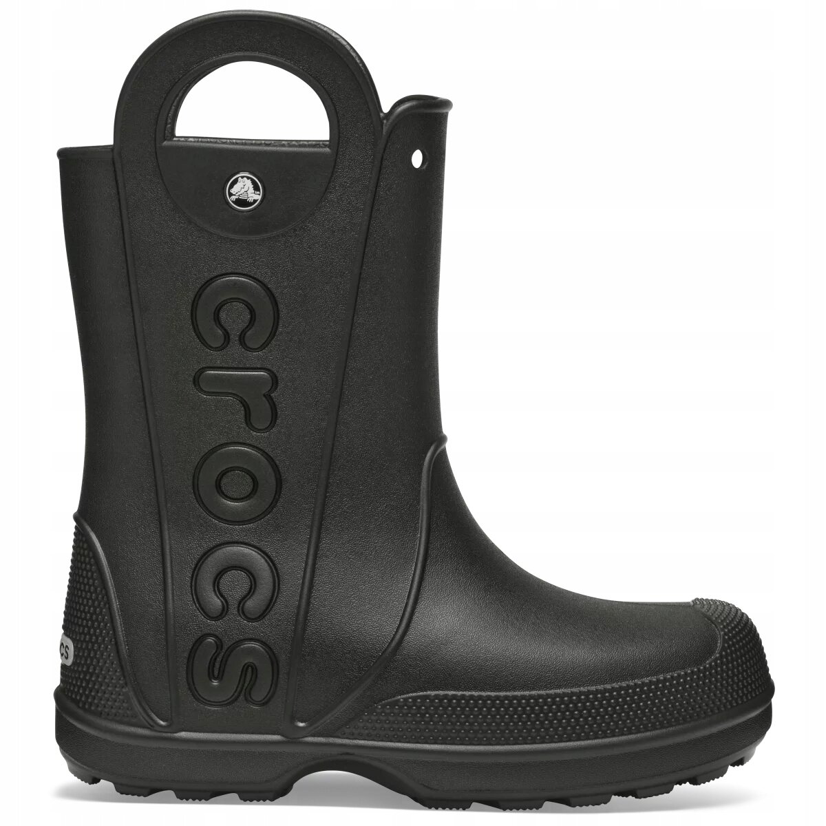 Czarne kalosze z dużym uchwytem na górze i napisem \'crocs\' wytłoczonym na boku. Na górze znajduje się okrągłe logo producenta.