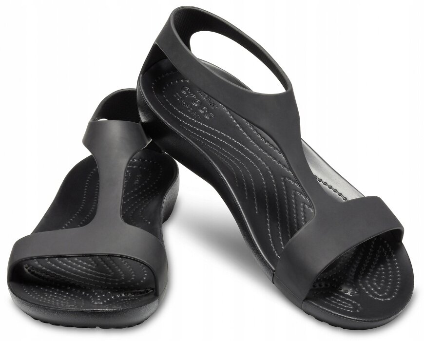 Czarne sandały z otwartym przodem i paskiem na pięcie, wykonane z tworzywa sztucznego. Na wkładce widoczny jest napis \'Crocs\'.
