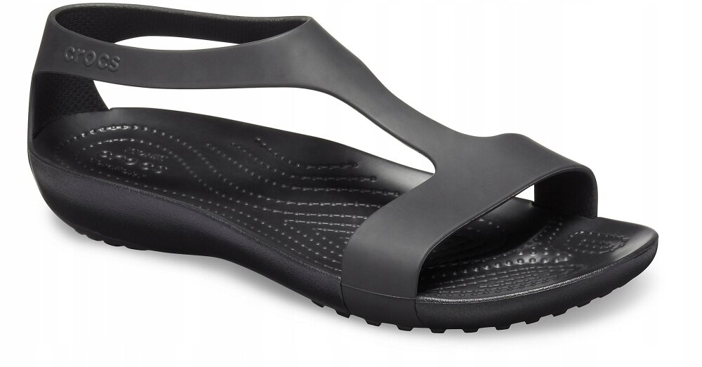 Czarny sandał z zakrytą piętą i otwartym przodem, wykonany z tworzywa sztucznego. Na pasku widoczne jest logo \'Crocs\'.