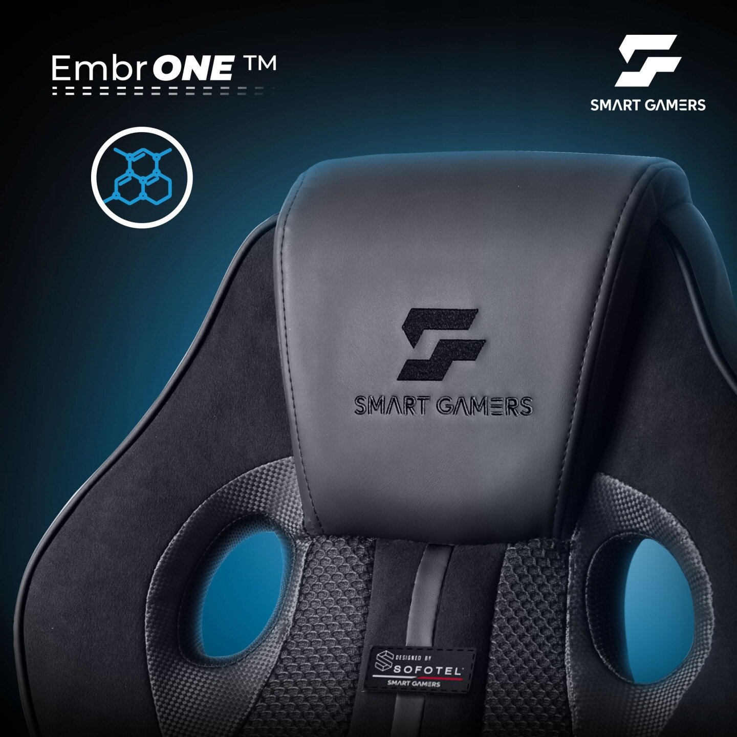 Obraz przedstawia czarny fotel gamingowy z logo \'SMART GAMERS\' na zagłówku. Widoczny jest również napis \'EmbrONE™\' oraz logo producenta Sofotel na etykiecie.