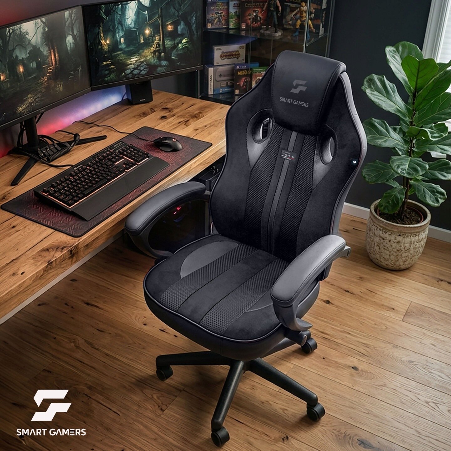 Czarny fotel gamingowy z napisem \'SMART GAMERS\' stoi przy drewnianym biurku z klawiaturą i myszką. W tle widoczne są dwa monitory z grą oraz roślina w doniczce.
