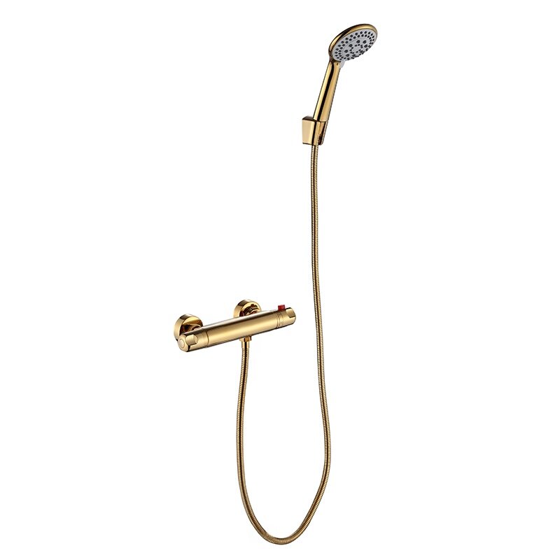 Złota bateria prysznicowa z okrągłą słuchawką i elastycznym wężem. Produkt ma elegancki, nowoczesny design.