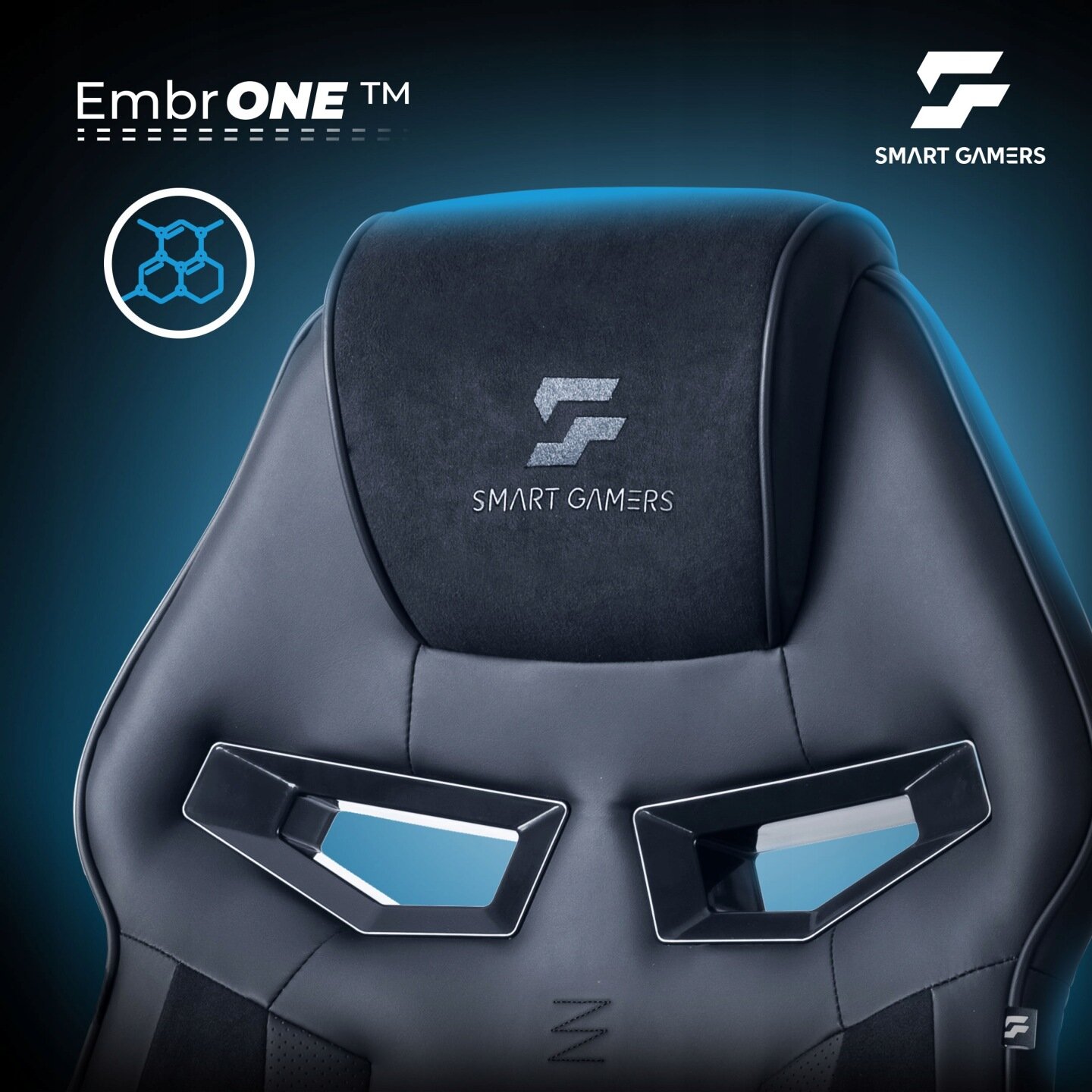 Czarny fotel gamingowy z logo \'SMART GAMERS\' na zagłówku. Widoczny jest napis \'EmbrONE™\' oraz symbol przypominający strukturę molekularną.