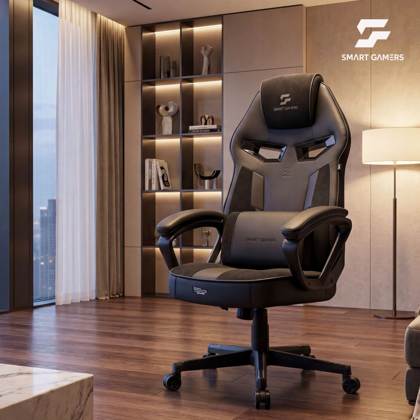 Czarny fotel gamingowy z logo \'SMART GAMERS\' na zagłówku, ustawiony w eleganckim wnętrzu z drewnianą podłogą i regałem w tle. Na oparciu widoczny jest napis \'SMART GAMERS\'.