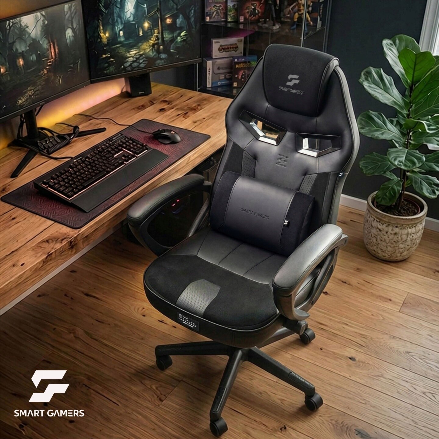 Czarny fotel gamingowy z logo \'SMART GAMERS\' stoi przy drewnianym biurku z klawiaturą, myszką i dwoma monitorami. Obok znajduje się zielona roślina w doniczce.