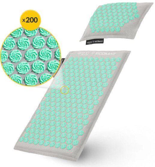 Obraz przedstawia matę do akupresury w kolorze seledynowo-szarym z licznymi wypustkami w kształcie spirali. Na macie widoczny jest napis \'ECO ECOMAT\' oraz oznaczenie \'x200\'.
