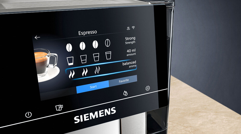 Wyświetlacz ekspresu do kawy pokazuje opcje wyboru espresso z ikonami filiżanek i ziaren kawy. Widoczny jest napis \'SIEMENS\' oraz przyciski \'Start\' i \'Favorite\'.