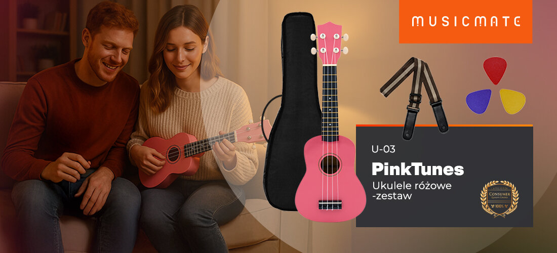 Na obrazie widoczne jest różowe ukulele z czarnym pokrowcem, stojak oraz trzy kolorowe kostki do gry. W prawym górnym rogu znajduje się logo \'MUSICMATE\', a poniżej napis \'U-03 PinkTunes Ukulele różowe - zestaw\'.