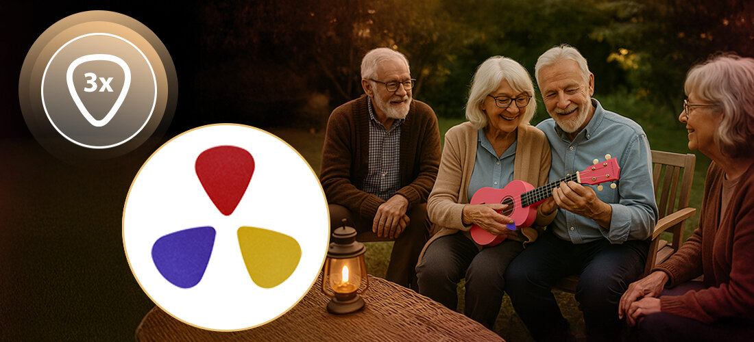 Grupa osób siedzi na zewnątrz, jedna z nich trzyma różowe ukulele. Obok widoczna jest grafika z trzema kolorowymi kostkami do gry na gitarze i symbolem \'3x\'.