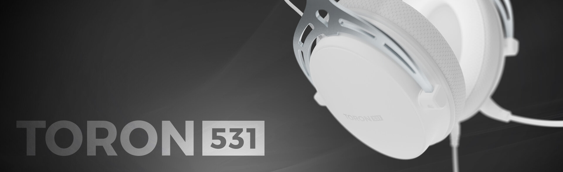 Na ciemnym tle widoczne są białe słuchawki nauszne z metalowymi elementami. Obok nich znajduje się napis \'TORON 531\'.