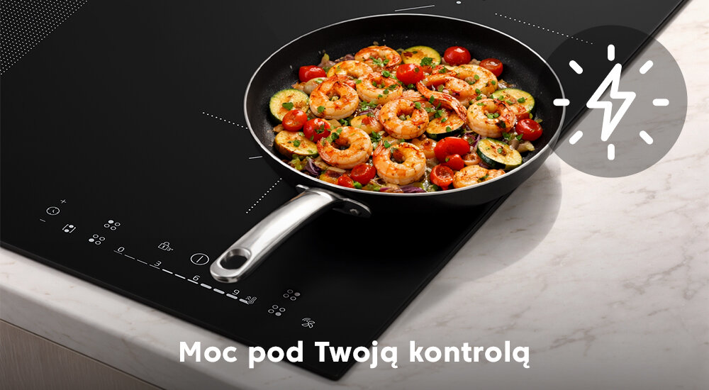 Czarna płyta indukcyjna z panelem dotykowym, na której stoi patelnia z krewetkami, pomidorami i cukinią. Na dole widoczny jest napis: \'Moc pod Twoją kontrolą\'.