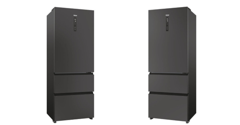 Dwie czarne lodówki z trzema drzwiami, z widocznym logo \'Haier\' na górnej części. Obie lodówki mają panel sterowania na drzwiach.