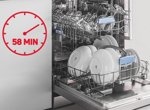 Otwarta zmywarka z widocznymi naczyniami w środku. Obok znajduje się czerwony symbol zegara z napisem \'58 MIN\'.