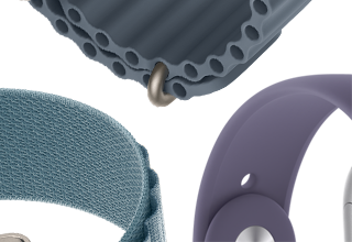 Fragmenty trzech różnych pasków do zegarków w kolorach szarym, niebieskim i fioletowym. Widoczne są detale zapięć i faktura materiałów.