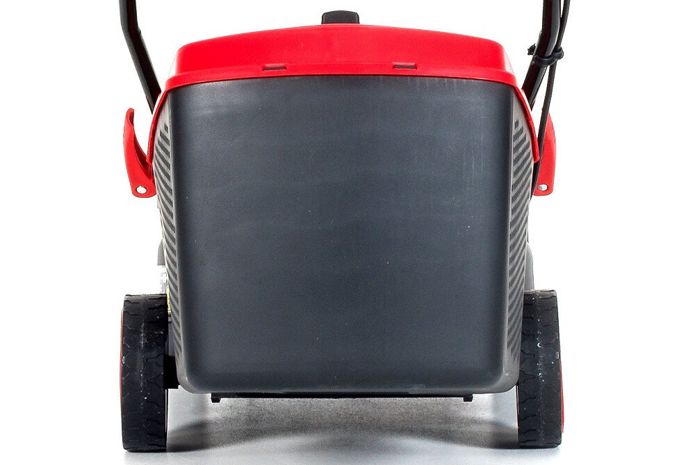 Widok tylnej części kosiarki elektrycznej z czarnym pojemnikiem i czerwonym uchwytem. Kosiarka posiada dwa duże koła z wyraźnym bieżnikiem.