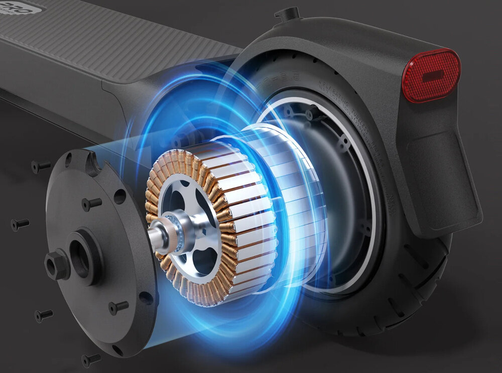 Obraz przedstawia zbliżenie na tylne koło hulajnogi elektrycznej z widocznym mechanizmem wewnętrznym i efektem świetlnym symbolizującym działanie silnika. Koło jest czarne, a na jego obudowie znajduje się czerwone światło odblaskowe.