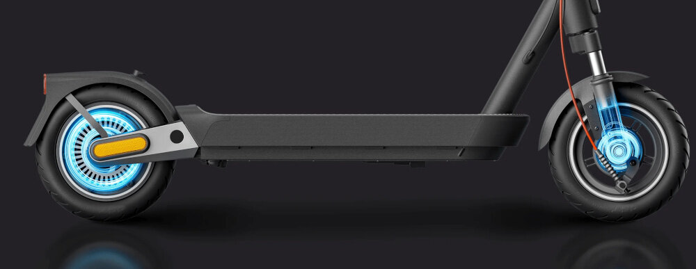 Obraz przedstawia czarną hulajnogę elektryczną z widocznymi kołami i podestem. Koła mają niebieskie elementy, a rama jest prosta i nowoczesna.