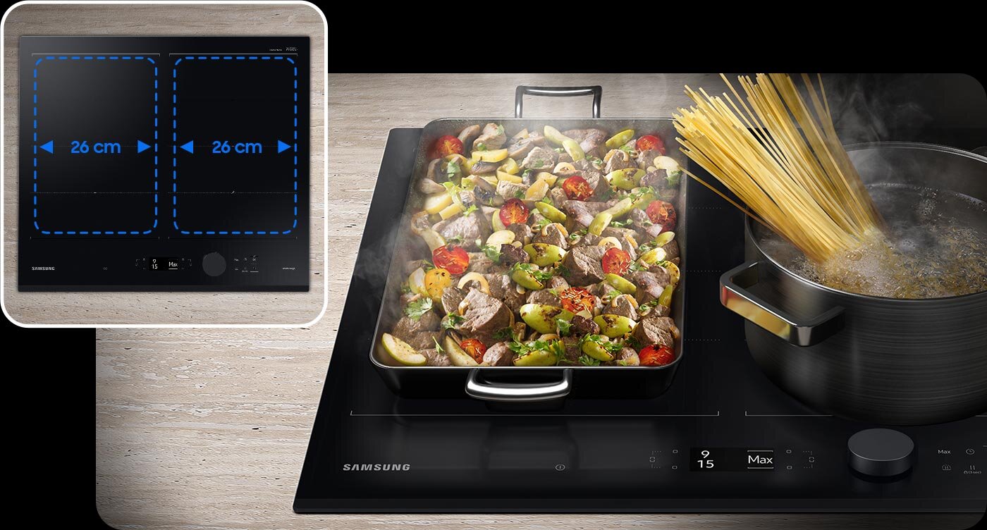 zdjęcie wskazujące na poszerzoną strefę grzewczą płyty indukcyjnej Samsung NZ64B7799GK Na obrazie widoczna jest płyta indukcyjna z dwoma polami grzewczymi, na których znajdują się duża patelnia z potrawą oraz garnek z gotującym się makaronem. W lewym górnym rogu znajduje się wstawka z widokiem na płytę z zaznaczonymi polami o średnicy 26 cm oraz logo \'SAMSUNG\'.