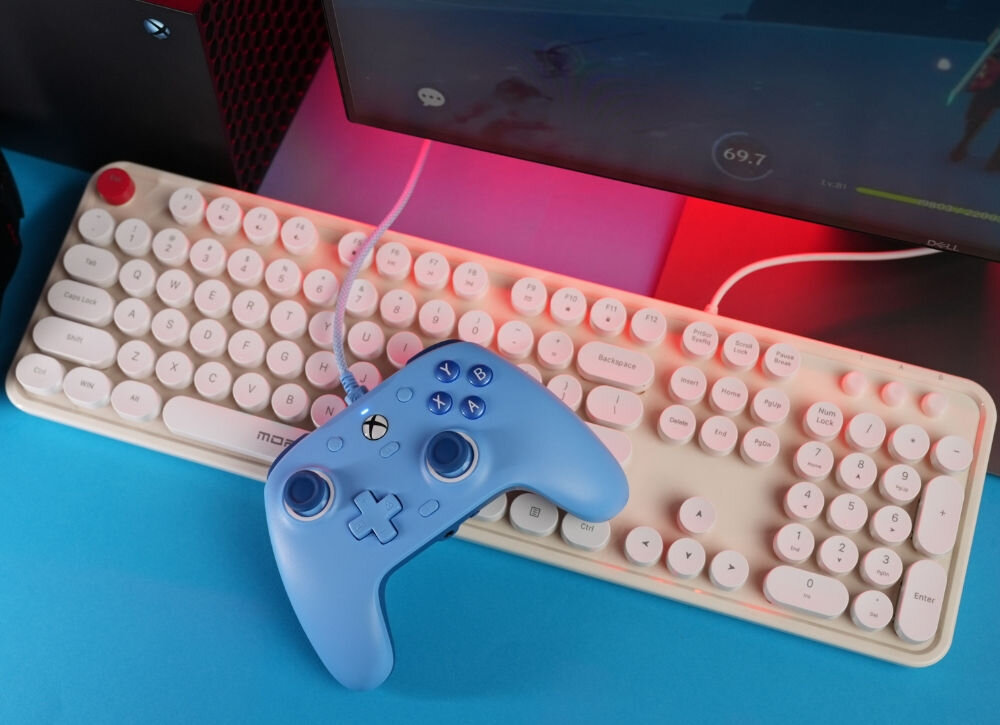 Kontroler GAMESIR G7 SE Niebieski
                położony na klawiaturze dobre wyczucie gry wyścigowe akcji fps system czujników magnetycznych cztery silniki wibracji