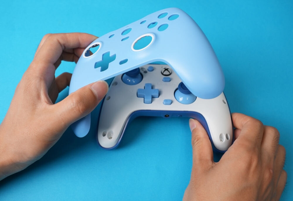 Kontroler GAMESIR G7 SE Niebieski
                ze zdjętą obudową niebieskie tło wygląd kontrolera oprogramowanie gamesir nexus konfiguracja mapowania martwe strefy wibracje d-pad profile