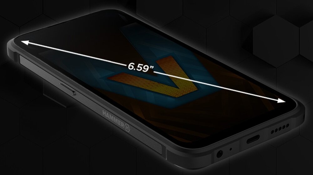 Na obrazie widoczny jest czarny smartfon z ekranem o przekątnej 6.59 cala. Na boku urządzenia znajduje się logo \'HAMMER\'.