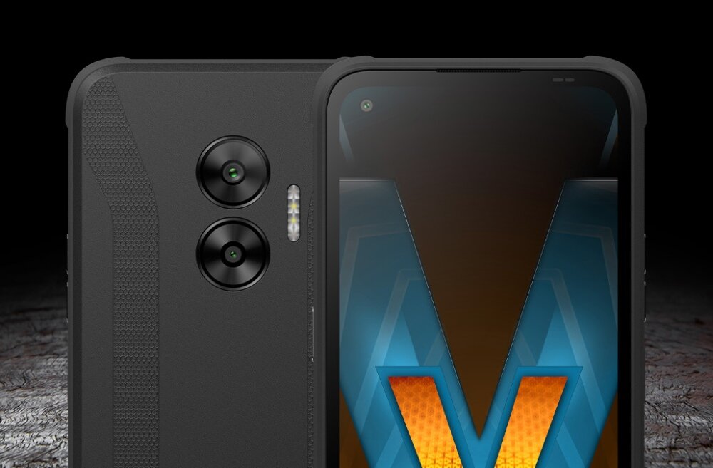 Obraz przedstawia czarny smartfon z dwoma obiektywami aparatu i lampą błyskową z tyłu oraz ekranem z dużą literą \'V\' na wyświetlaczu.