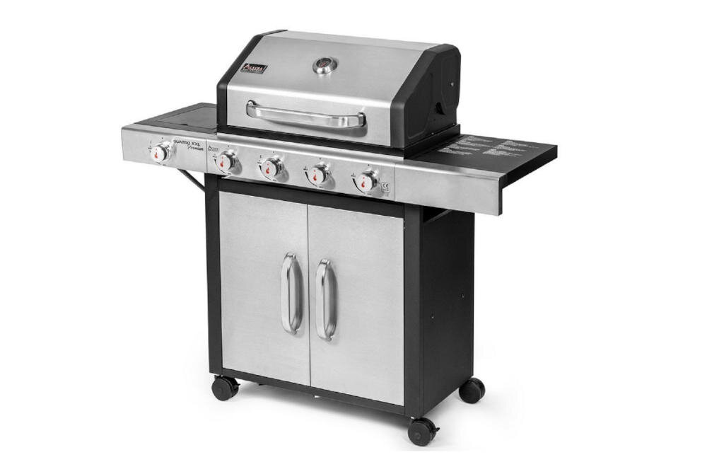 Grill gazowy z czterema pokrętłami i dużą pokrywą, wykonany ze stali nierdzewnej. Posiada dolną szafkę z dwoma uchwytami oraz boczne półki.