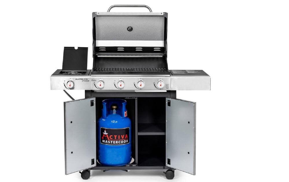 Grill gazowy z otwartą pokrywą, posiada cztery pokrętła i boczny palnik. W dolnej części znajduje się niebieska butla gazowa z napisem \'ACTIVA MASTERCOOK\'.
