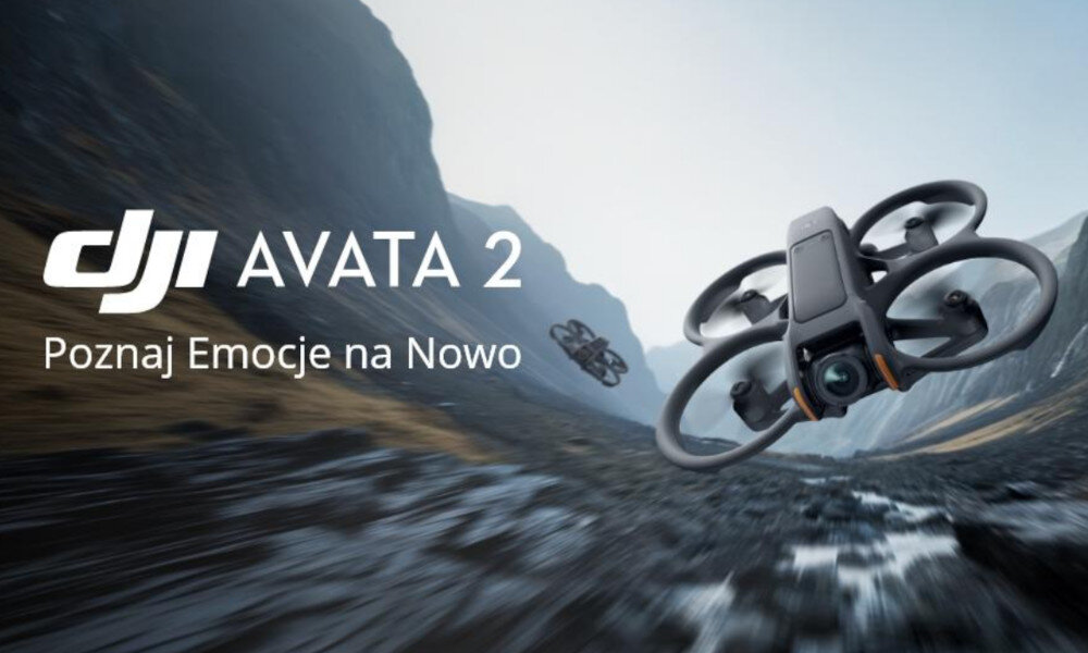 Na obrazie widoczny jest dron w locie nad górskim krajobrazem. Tekst na obrazie: \'DJI AVATA 2 Poznaj Emocje na Nowo\'.