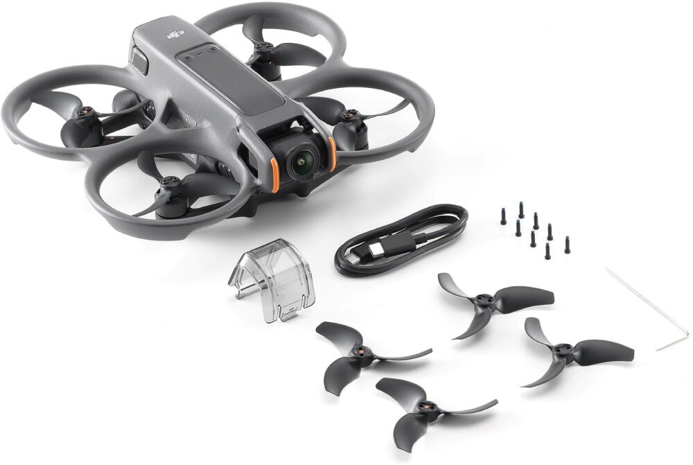 Na obrazie znajduje się dron z czterema osłoniętymi śmigłami, obok którego leżą dodatkowe śmigła, kabel, śrubki i przezroczysta osłona. Na dronie widoczne jest logo DJI.