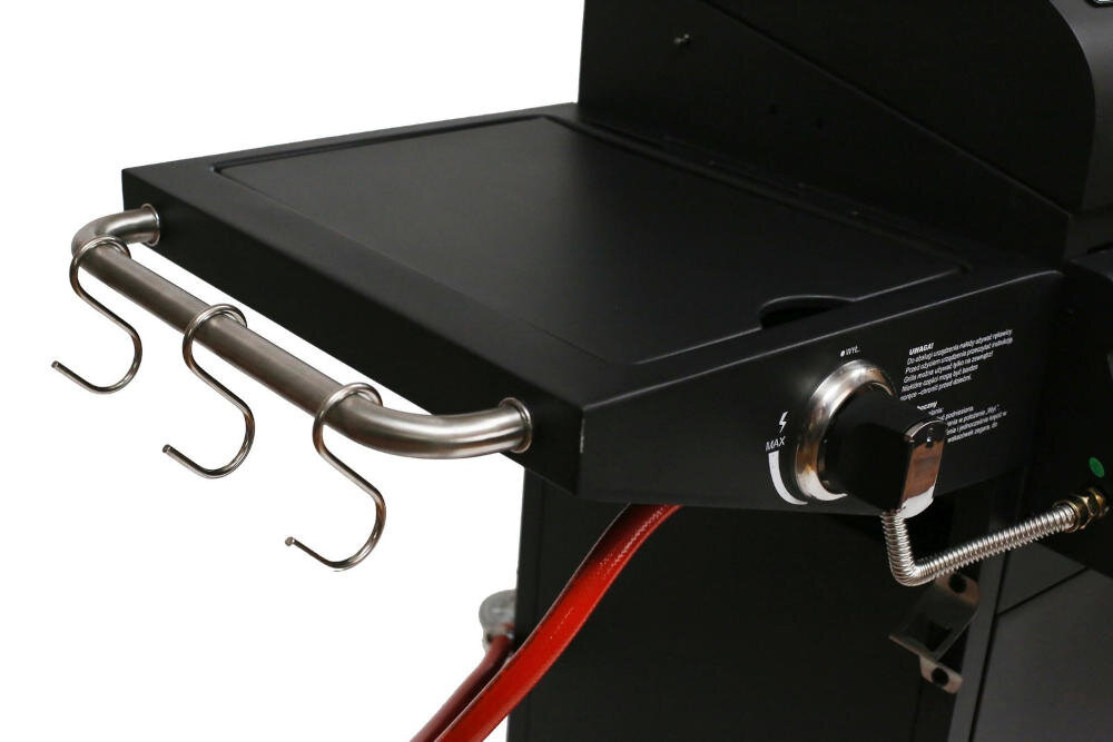 Czarny grill gazowy z metalowym uchwytem i trzema haczykami. Widoczny jest pokrętło z oznaczeniami MIN i MAX oraz czerwony wąż gazowy.