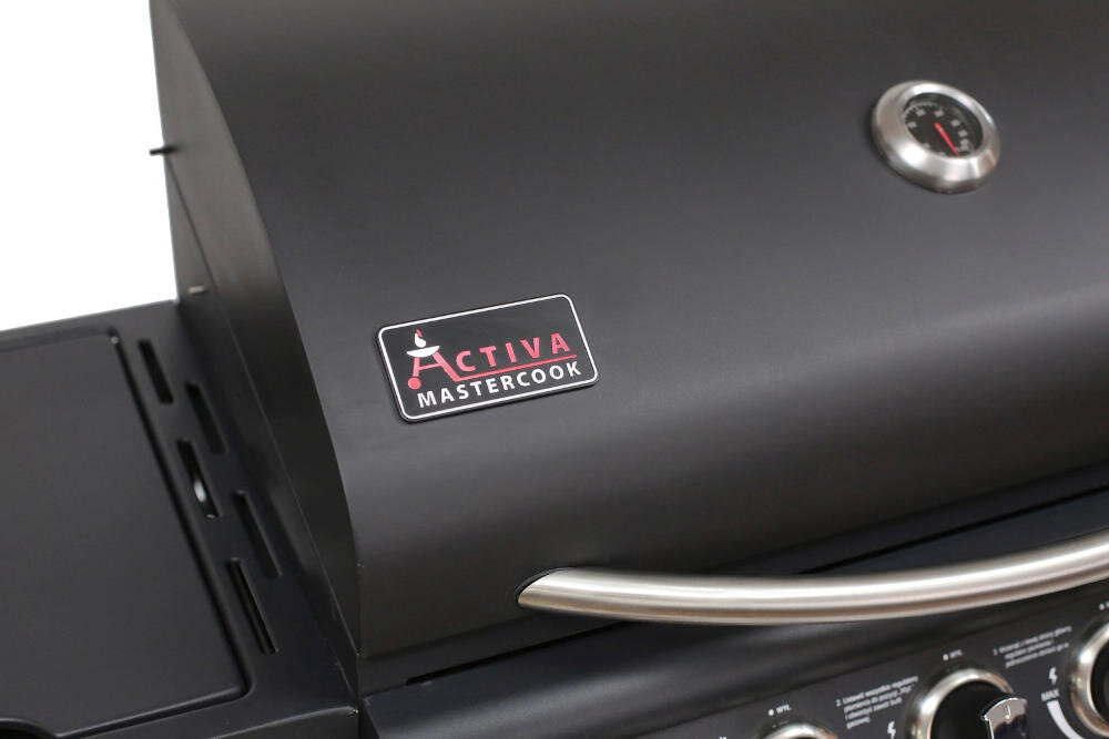 Czarny grill gazowy z logo \'ACTIVA MASTERCOOK\' na pokrywie oraz wbudowanym termometrem. Widoczny jest również metalowy uchwyt i pokrętła do regulacji.