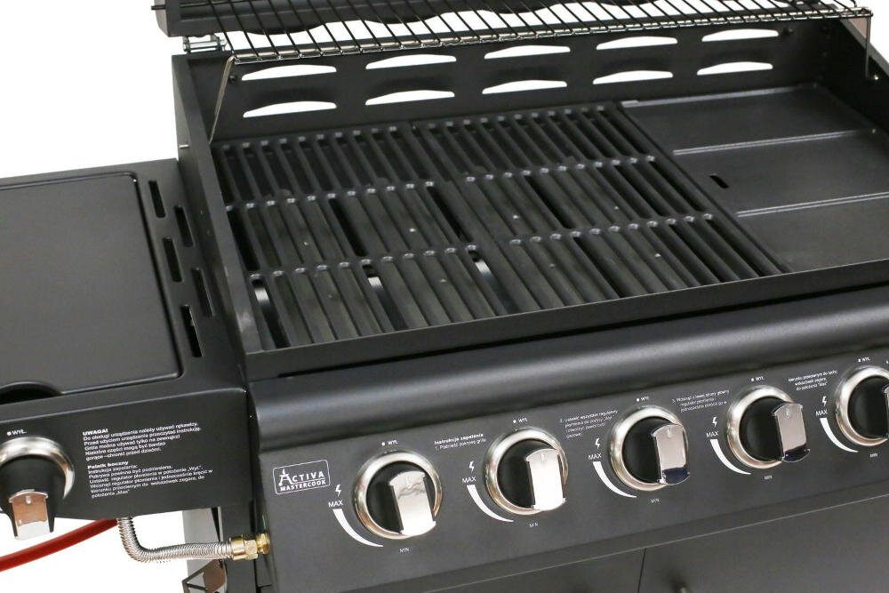Na zdjęciu widoczny jest grill gazowy z kilkoma pokrętłami do regulacji temperatury oraz rusztem. Na froncie znajduje się logo \'ACTIVA\'.