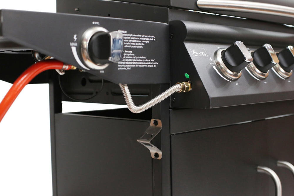 Zdjęcie przedstawia fragment grilla gazowego z widocznymi pokrętłami do regulacji oraz wężem gazowym. Na panelu znajduje się logo \'Activa\' oraz tekst instrukcji obsługi.