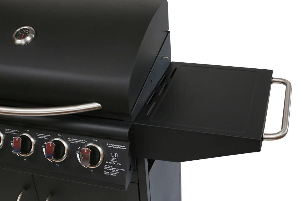 Czarny grill gazowy z trzema pokrętłami i termometrem na pokrywie. Po prawej stronie znajduje się boczna półka z uchwytem.