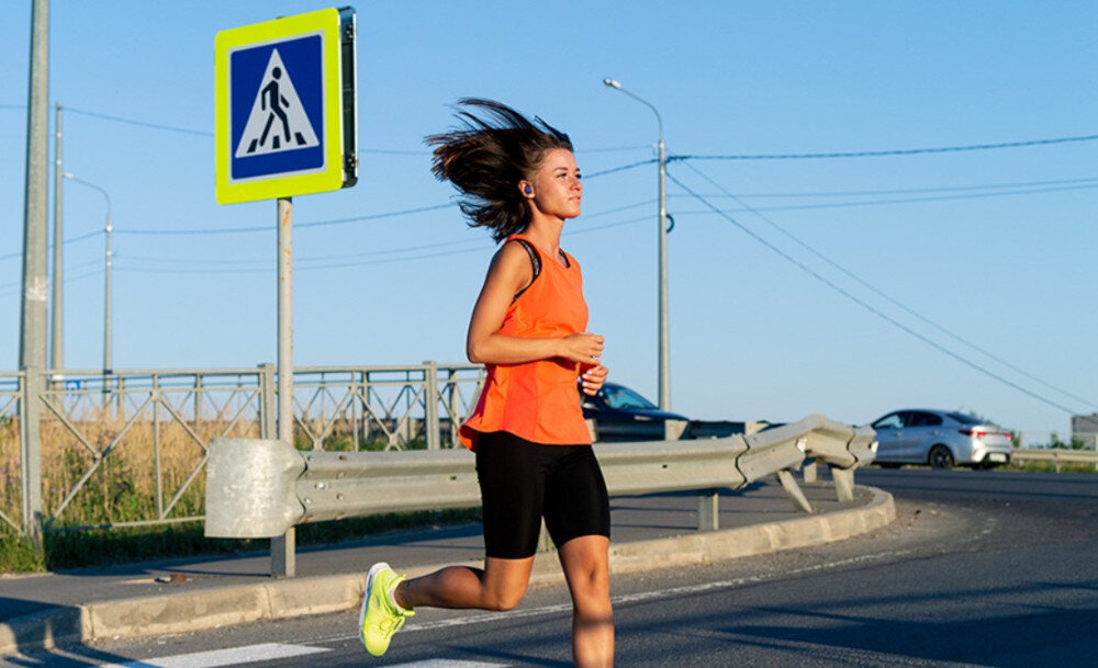 Słuchawki dokanałowe JBL Endurance Race 2 Twistlock stabilne dopasowanie, osoba z założonymi słuchawkami dokanałowymi uprawiająca jogging