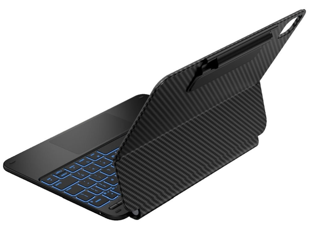 Etui na iPad Pro 11 cali TYPECASE Edge, Etui Typecase Edge, magnetyczne mocowanie, Bluetooth 5.0, ochrona iPada, solidna konstrukcja, Osoba niosąca zamknięte etui na tablet oraz kawę.