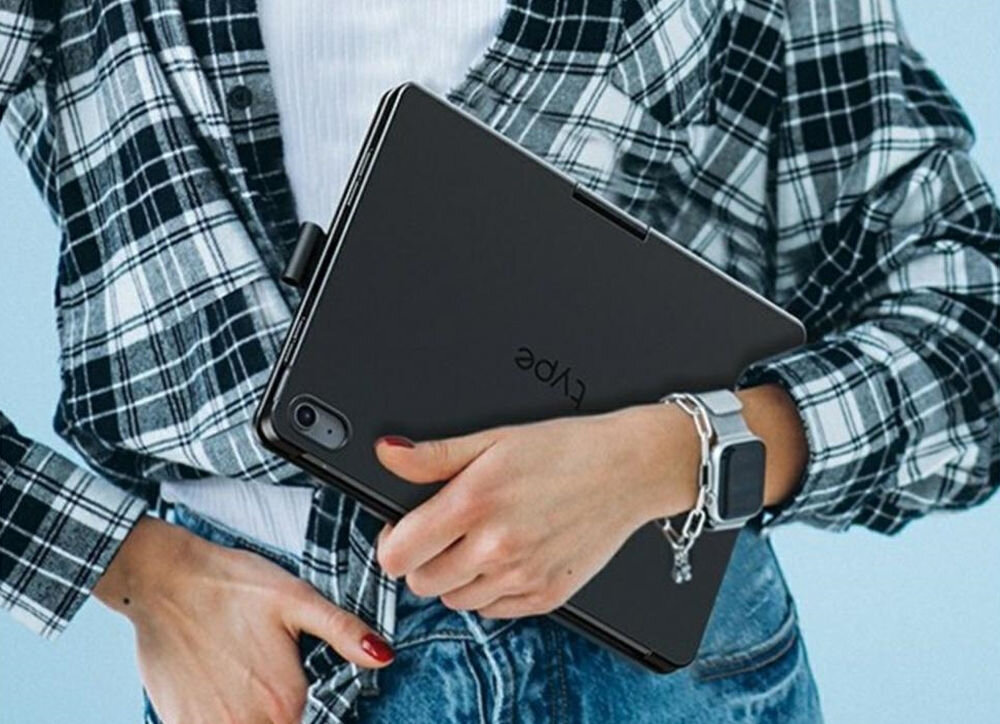 Etui na iPad Air 13 cali TYPECASE Flexbook Touch, Etui Typecase Flexbook Touch, ochrona iPada, klawisze IPX6, Bluetooth 5.0, trwała konstrukcja, Osoba trzymająca w dłoniach złożone etui na tablet z logotypem.