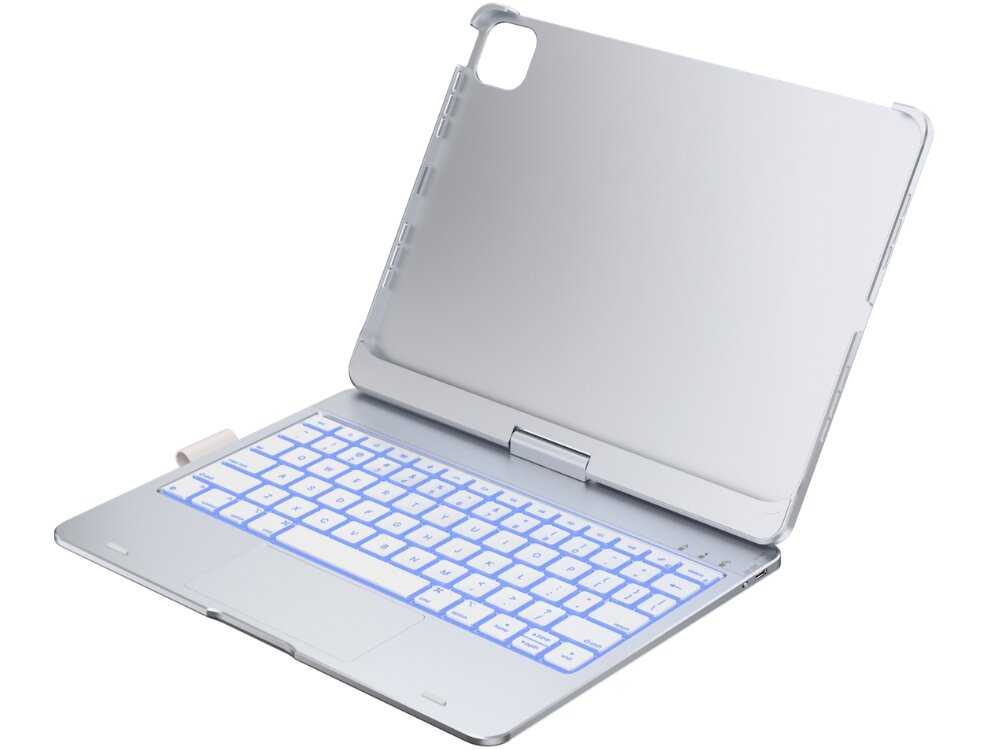 Srebrne etui z klawiaturą, przeznaczone na iPad Pro 11 cali, z podświetlanymi klawiszami. Etui ma wycięcie na aparat i zawias umożliwiający regulację kąta nachylenia ekranu.