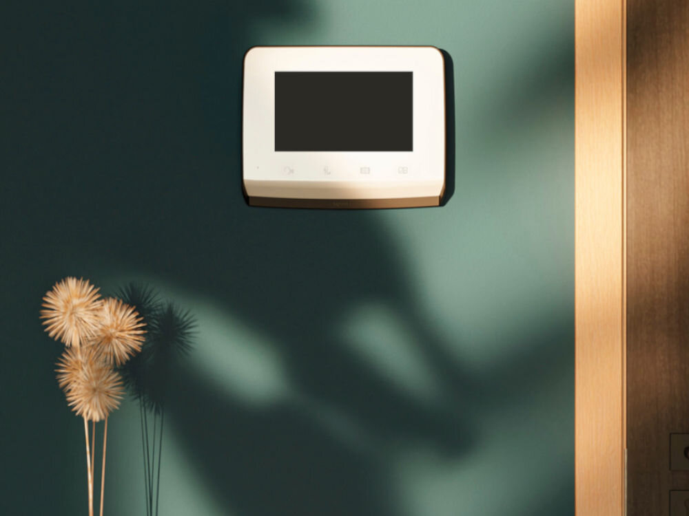 Zestaw wideodomofonowy SOMFY V350 Connect RTS Bezprzewodowy Wi-Fi, kamera, szerokokątna, audio, zarządzanie, na zielonobutelkowej ścianie w pokoju zamontowany wideodomofon