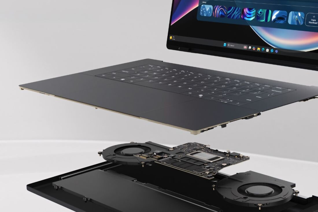 Obraz przedstawia laptopa z widocznym ekranem i klawiaturą, unoszącego się nad jego wewnętrznymi komponentami, takimi jak płyta główna i wentylatory. Na ekranie widoczny jest interfejs systemu operacyjnego z ikonami aplikacji.