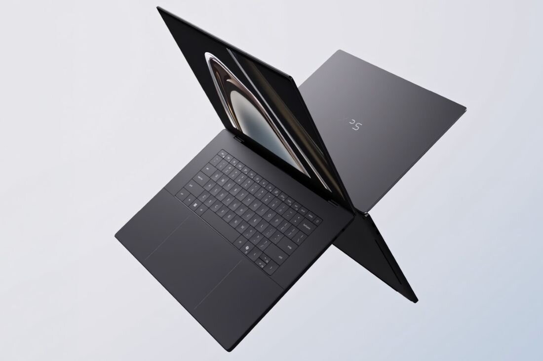 Laptop w kolorze ciemnym z otwartym ekranem i widoczną klawiaturą. Na pokrywie znajduje się logo \'DELL\'.