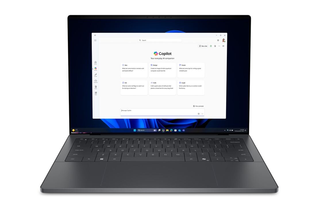 Laptop Dell XPS 14 z aplikacją MyDell i Copilot wyświetla panel AI na ekranie podczas pracy biurowej i organizacji zadań