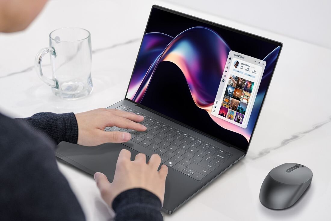 Osoba korzysta z laptopa Dell XPS 14 z portem Thunderbolt przy biurku podczas pracy biurowej i komunikacji online