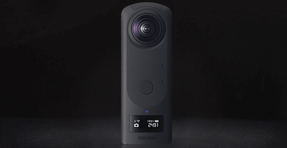 Czarna kamera sportowa z widocznym obiektywem i małym wyświetlaczem na dole, na którym widać ikonę baterii i liczbę 2491. Na obudowie znajduje się logo RICOH.